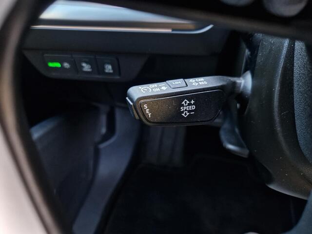 Audi Q4 e-tron 35 Launch edition Advanced 55 kWh | Stoelverwarming | Clima | Draadloos Android Auto / Apple Carplay | PDC | Verwarmde buitenspiegels|