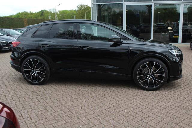 Audi Q4 e-tron 50 quattro Launch edition S Competition 77 kWh / Camera / Head-up / 20'' / Keyless / RS Seats / Sonos audio / Stoelverwarming / Dodehoek / DAB / ACC / Warmtepomp