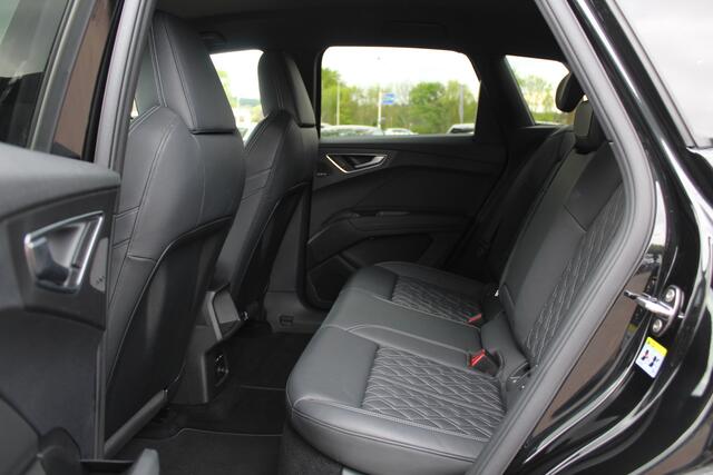 Audi Q4 e-tron 50 quattro Launch edition S Competition 77 kWh / Camera / Head-up / 20'' / Keyless / RS Seats / Sonos audio / Stoelverwarming / Dodehoek / DAB / ACC / Warmtepomp