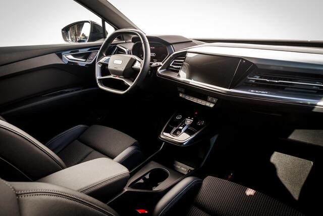 Audi Q4 e-tron 40 Launch edition S Competition 77 kWh | Panoramadak | 21 inch LMV | Adapt. Cruise | LED Matrix | Sonos