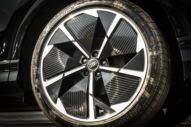 Audi Q4 e-tron 40 Launch edition S Competition 77 kWh | Panoramadak | 21 inch LMV | Adapt. Cruise | LED Matrix | Sonos