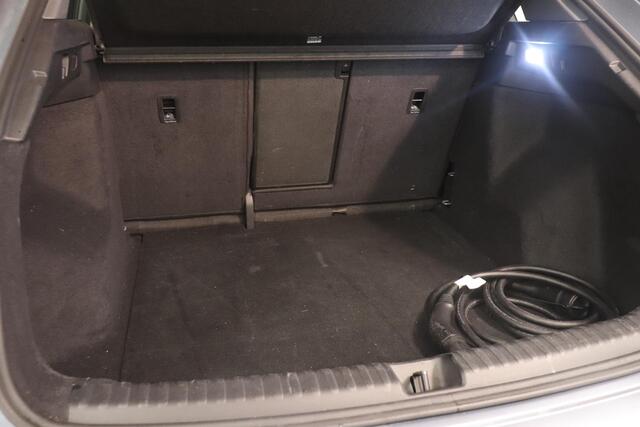 Audi Q4 e-tron 40 Launch edition Advanced 77 kWh | Warmtepomp | Leder bekleding | 20" Lichtmetaal | Parkeersesoren | Navigatie | LED matrix koplampen |