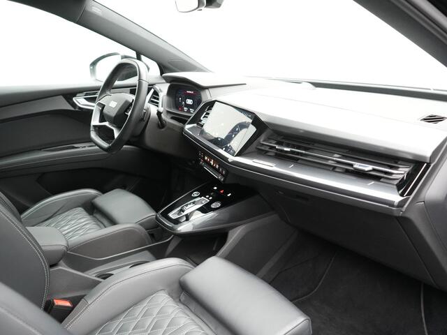 Audi Q4 e-tron 50 quattro S Line 77 kWh 300pk Dealer O.H. | Trekhaak Af Fabriek | Panodak | Adaptive Cruise | Head Up | Camera | Matrix LED | Lederen Sportstoelen Verwarmd | Sfeerverlichting | Apple Carplay | Keyless | Blis | 20"L.M | Navigatie |