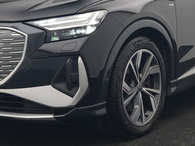 Audi Q4 e-tron 50 quattro S Line 77 kWh 300pk Dealer O.H. | Trekhaak Af Fabriek | Panodak | Adaptive Cruise | Head Up | Camera | Matrix LED | Lederen Sportstoelen Verwarmd | Sfeerverlichting | Apple Carplay | Keyless | Blis | 20"L.M | Navigatie |