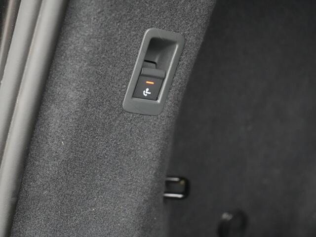 Audi Q4 e-tron 50 quattro S Line 77 kWh 300pk Dealer O.H. | Trekhaak Af Fabriek | Panodak | Adaptive Cruise | Head Up | Camera | Matrix LED | Lederen Sportstoelen Verwarmd | Sfeerverlichting | Apple Carplay | Keyless | Blis | 20"L.M | Navigatie |