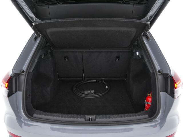 Audi Q4 e-tron 40 Launch edition S Competition 77 kWh [ 3-Fase -11kW ] {SOH-93%} (INCL-BTW) *HEATPUMP | LEATHER-FABRIC | SONOS-AUDIO | MATRIX-LED | ADAPTIVE-CRUISE | HEATED-SPORTSEATS | AMBIENTLIGHT | DIGI-COCKPIT | CAMERA | KEYLESS | DAB+ | NAVI-FULLMAP | TOWBAR | PRIV