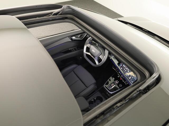 Audi Q4 e-tron 45 quattro S Edition Competition 82 kWh Panoramadak | 360 Camera | Adaptieve cruise control | Sfeerverlichting |