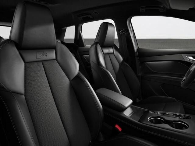 Audi Q4 e-tron S edition Quattro 82 KWh 340 pk | Optiekpakket zwart-glanzend | Privacy glas | Trekhaak | Leder/stof interieur |