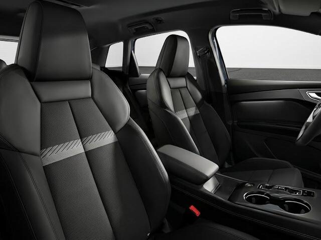 Audi Q4 e-tron Advanced edition 82 kWh 286 PK | Techniekpakket plus | Privacy glas | Trekhaak | Exterieurdetails carross.kleur |