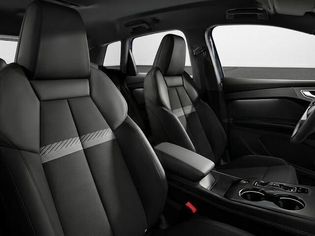 Audi Q4 e-tron Advanced edition 63 kWh 204 pk | Glazen panoramadak | Trekhaak | Techniekpakket plus | Lichtpakket plus |