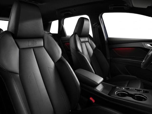 Audi Q4 e-tron S edition e-tron 82 kWh 286 pk | Techniekpakket plus | Optiekpakket zwart-glanzend | MMI bijrijdersdisplay | Trekhaak |