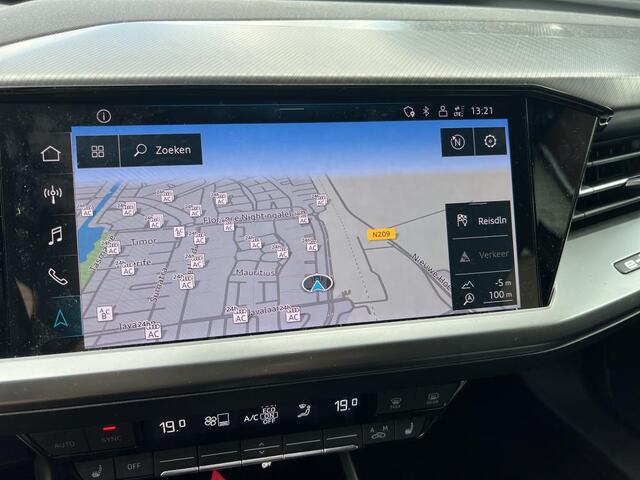 Audi Q4 e-tron 40 Launch edition Advanced Plus 77 kWh / SOH 93%/ AUTOMAAT/ LEER/ WARMTEPOMP/ CRUISE/ PARK.SENSOREN V+A/ CAMERA/ SMARTPHONE INTERFACE/ STOELVERWARMING/ DIGITAL DASH/ NAVI/ CLIMA/ 21'' LMV