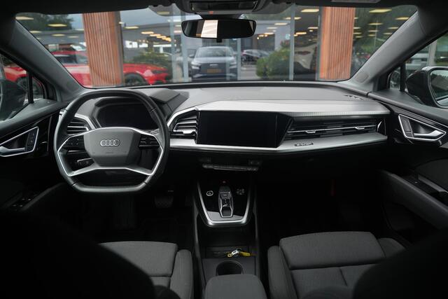 Audi Q4 e-tron 35 Launch edition Advanced 55 kWh Verkeersbord detectie Koplampreiniging Trekhaak uitklapbaar DAB Parkeersensoren voor en achter 20"L.M.