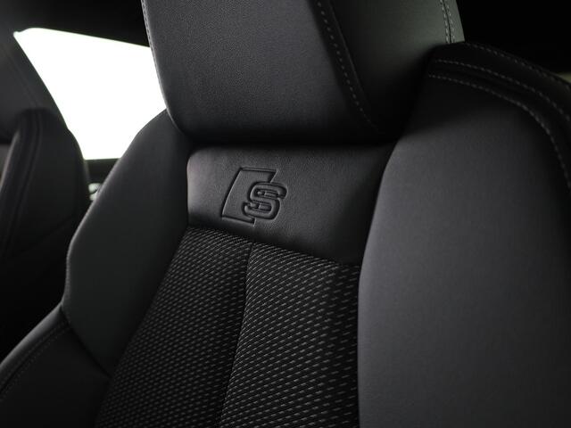 Audi Q4 e-tron 45 S edition Competition e-tron 82 kWh 286 pk | Navigatie | Stoelverwarming | Assistentiepakket plus | Comfortpakket | Ambient lichtpakket | Optiekpakket zwart plus | 20 inch Lichtmetalen velgen