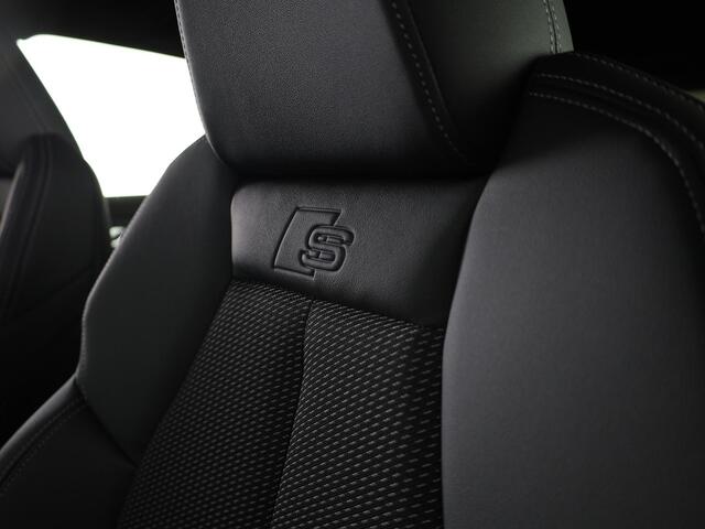 Audi Q4 e-tron 45 S edition Competition e-tron 82 kWh 286 pk | Navigatie | Stoelverwarming | Assistentiepakket plus | Comfortpakket | Ambient lichtpakket | Optiekpakket zwart plus | 20 inch Lichtmetalen velgen