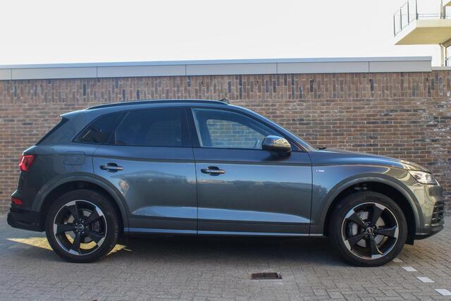 Audi Q5 55 TFSI e quattro Competition | BTW | Pano | RS-zetels | Dodehoek detectie | Stoelverwarming onder andere voorzien van Panorama dak, RS stoelen, Dodehoek detectie, Sfeerverlichting, Elektrische stoelen, Afgevlakt S-line stuur, Achteruitrijcamera, Parkeerh