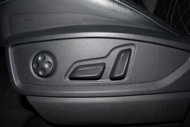 Audi Q5 55 TFSI e quattro Competition | BTW | Pano | RS-zetels | Dodehoek detectie | Stoelverwarming onder andere voorzien van Panorama dak, RS stoelen, Dodehoek detectie, Sfeerverlichting, Elektrische stoelen, Afgevlakt S-line stuur, Achteruitrijcamera, Parkeerh