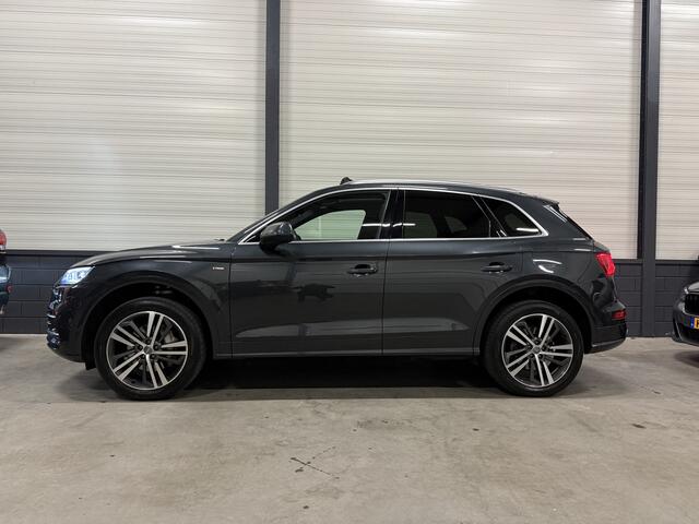 Audi Q5 55 TFSI e quattro 367PK S-Line PANO/LUCHTVERING/HEAD-UP/20"/MASSAGE+MEMORY/ACC/SFEER/CARPLAY/STANDKACHEL/DAB/PRIVACY/ELECTR.TREKHAAK/MANHATTAN-GRAU