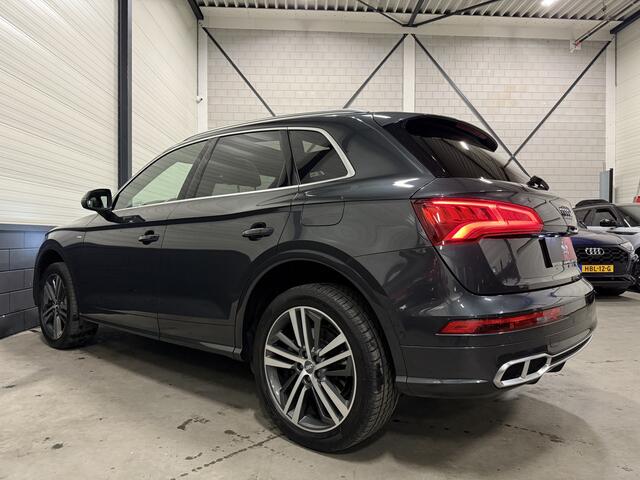 Audi Q5 55 TFSI e quattro 367PK S-Line PANO/LUCHTVERING/HEAD-UP/20"/MASSAGE+MEMORY/ACC/SFEER/CARPLAY/STANDKACHEL/DAB/PRIVACY/ELECTR.TREKHAAK/MANHATTAN-GRAU