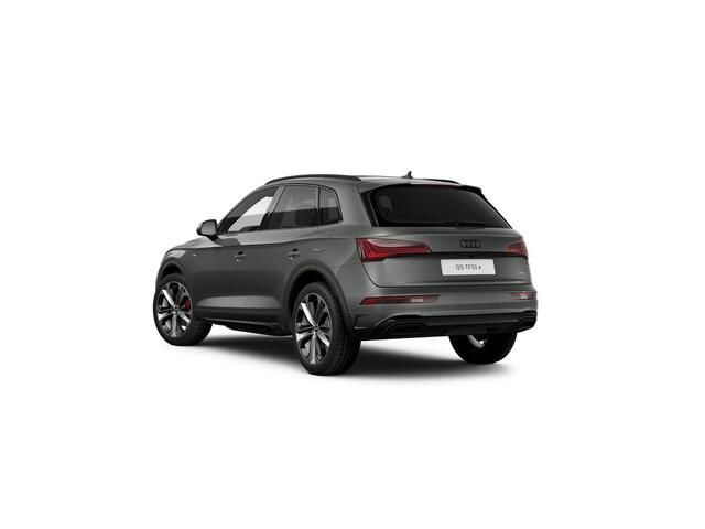 Audi Q5 50 TFSI e S edition Competition 299 PK · Lederen/Alcantara bedkleding · Audi Sport rode stiksels · Luchtvering · Assistentiepakket Tour
