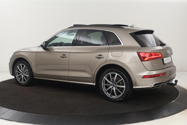 Audi Q5 50 TFSIe quattro S edition | Panoramadak | Trekhaak | Adaptive cruise | Massage | Luchtvering | Camera | Stoelverwarming | Carplay | Half leder | Virtual Cockpit | Audi Exclusive Lak