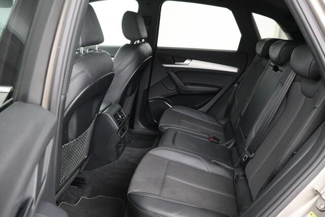 Audi Q5 50 TFSIe quattro S edition | Panoramadak | Trekhaak | Adaptive cruise | Massage | Luchtvering | Camera | Stoelverwarming | Carplay | Half leder | Virtual Cockpit | Audi Exclusive Lak