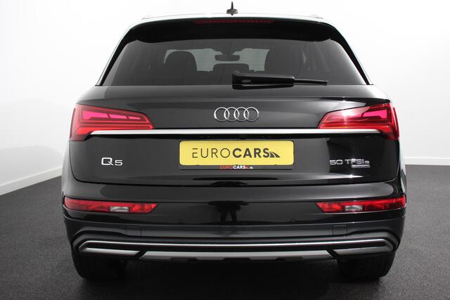 Audi Q5 50 TFSI e quattro PHEV Prestige Navigatie Apple Carplay/Android Auto Adaptive Cruise Control Parkeersensoren Camera Lane Assist Elektrische achterklep Matrix LED koplampen Dynamische knipperlichten Inklapbare trekhaak Virtual Cockpit Stoelverwarming Priva