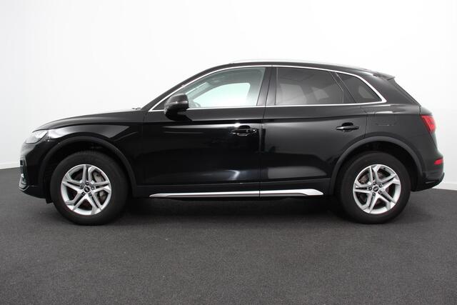 Audi Q5 50 TFSI e quattro PHEV Prestige Navigatie Apple Carplay/Android Auto Adaptive Cruise Control Parkeersensoren Camera Lane Assist Elektrische achterklep Matrix LED koplampen Dynamische knipperlichten Inklapbare trekhaak Virtual Cockpit Stoelverwarming Priva