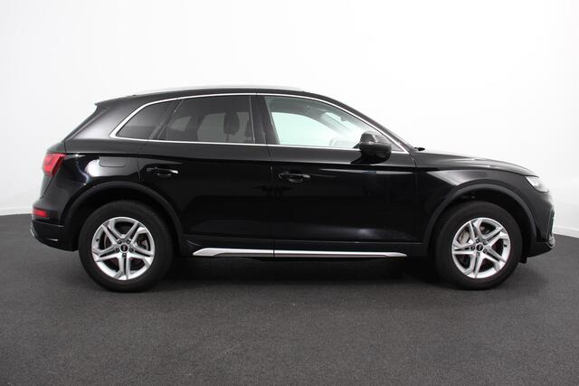 Audi Q5 50 TFSI e quattro PHEV Prestige Navigatie Apple Carplay/Android Auto Adaptive Cruise Control Parkeersensoren Camera Lane Assist Elektrische achterklep Matrix LED koplampen Dynamische knipperlichten Inklapbare trekhaak Virtual Cockpit Stoelverwarming Priva