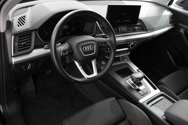 Audi Q5 50 TFSI e quattro PHEV Prestige Navigatie Apple Carplay/Android Auto Adaptive Cruise Control Parkeersensoren Camera Lane Assist Elektrische achterklep Matrix LED koplampen Dynamische knipperlichten Inklapbare trekhaak Virtual Cockpit Stoelverwarming Priva