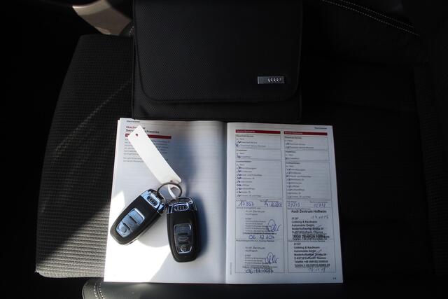 Audi Q5 2.0 TFSI Quattro Adrenalin Sport Adaptive cruise control/Parkeersensoren rondom/Dodehoek detectie/Stoelverwarming/Climate control/Bluetooth/Keyless/19'' Lichtmetalen velgen.