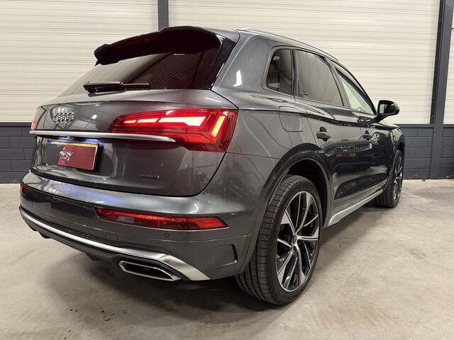 Audi Q5 50 TFSI e S-Line PANO/TREKHAAK/MASSAGE/ACC/KEYLESS/21"/CAMERA/CARPLAY/DONKERE HEMEL/STANDKACHEL/EL.A.KLEP/PRIVACY/DAYTONAGRAU/VOLLEDIG AUDI DEALER HISTORIE, NET OH BEURT GEHAD