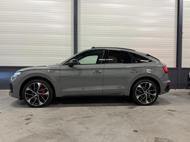 Audi Q5 Sportback 55 TFSI e S-Line PANO/LUCHTVERING/TREKHAAK/B&O/HEAD-UP/360CAMERA/21" AUDI SPORT/ACC/SFEER/LEER-SPORT/MASSAGE+MEMORY/BLACK-OPTIC/QUANTUMGRAU/NIEUWPRIJS ¤ 101.453,-