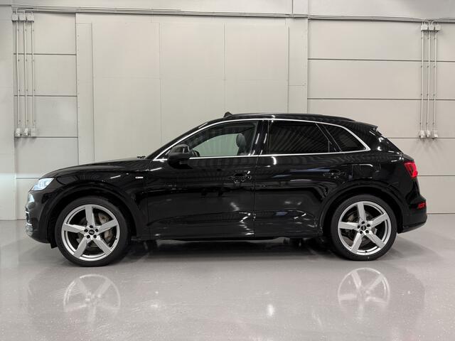 Audi Q5 55 TFSI e quattro Competition PANO/LUCHTVERING/TREKHAAK/21"/MATRIX/KEYLESS/VIRTUAL/CARPLAY/SFEER/ZWART LEER SPORT/PRIVACY/VOLLEDIG AUDI DEALER HISTORIE, NET OH BEURT GEHAD MET RONDOM NW. BANDEN