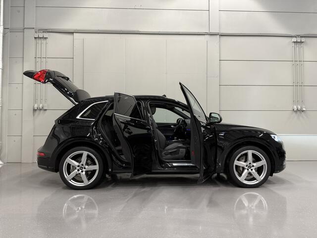 Audi Q5 55 TFSI e quattro Competition PANO/LUCHTVERING/TREKHAAK/21"/MATRIX/KEYLESS/VIRTUAL/CARPLAY/SFEER/ZWART LEER SPORT/PRIVACY/VOLLEDIG AUDI DEALER HISTORIE, NET OH BEURT GEHAD MET RONDOM NW. BANDEN