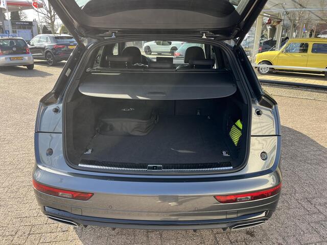 Audi Q5 50 TFSI e S edition Plug inn hybride. S- line uitvoering. Binnen en buiten. navi, pdc, sportstoelen etc.