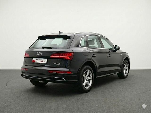 Audi Q5 45 TFSI quattro S edition 245pk S-tronic | Navigatie | Parkeercamera | Sportstoelen | 18 inch Lichtmetalen velgen | Parkeersensoren voor en achter