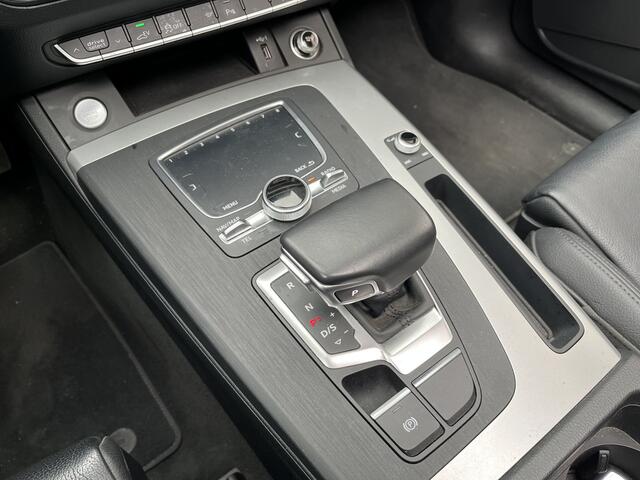 Audi Q5 55 TFSI e quattro Competition / AUTOMAAT/ 367 PK/ PANO/ LUCHTVERING/ LEER/ TREKHAAK/ CAMERA/ ACC/ ELEK.KLEP/ DODEHOEK/ CLIMA/ STOELVERWARM./ DAB/ NAVI/ LED