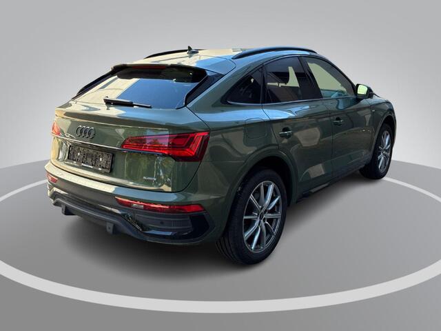 Audi Q5 Sportback 50 TFSIe 299pk S edition Competition · Camera · Inklap. Trekhaak · Matrix LED · Dodehoeksensor · Stuur- & Stoelverwarming · Elektrische stoelverstelling · Apple/Android Car Play · Garantie t/m 24-06-2030 of 100.000km