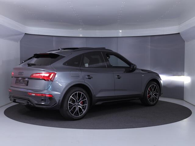 Audi Q5 Sportback 55 TFSI e S edition Competition 367 pk S-tronic | Verlengde garantie | Navigatie | Panoramadak | Trekhaak (wegklapbaar) | Parkeersensoren (Park assist) | Rondomzicht camera | Lederen bekleding | S-Line |