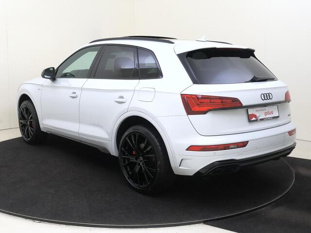 Audi Q5 50 TFSI e S edition Competition | SoH 89% | Panoramadak | Trekhaak | LED matrix verlichting | Optiek zwart Plus | Navigatie Plus | Stoelverwarming | 3-zone airco | Achteruitrijcamera |