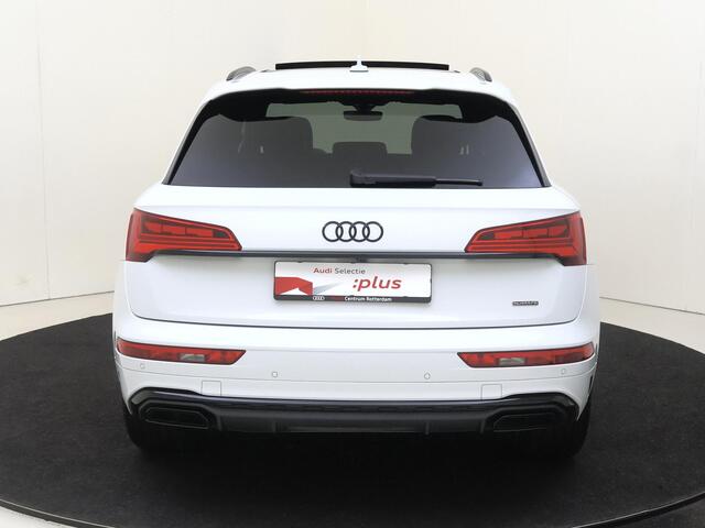 Audi Q5 50 TFSI e S edition Competition | SoH 89% | Panoramadak | Trekhaak | LED matrix verlichting | Optiek zwart Plus | Navigatie Plus | Stoelverwarming | 3-zone airco | Achteruitrijcamera |