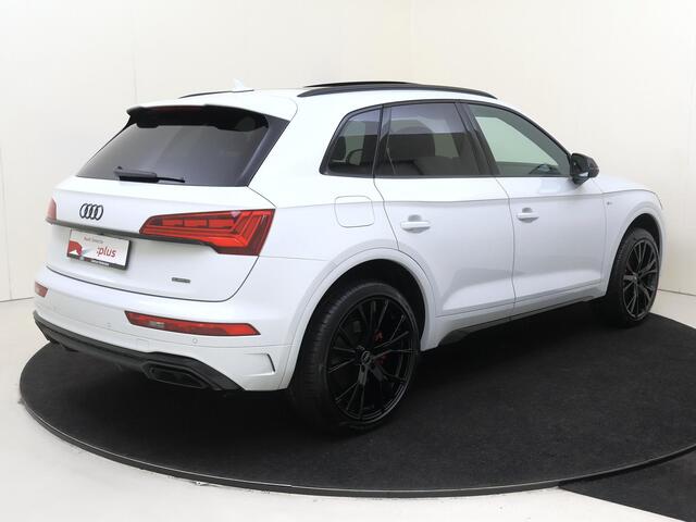 Audi Q5 50 TFSI e S edition Competition | SoH 89% | Panoramadak | Trekhaak | LED matrix verlichting | Optiek zwart Plus | Navigatie Plus | Stoelverwarming | 3-zone airco | Achteruitrijcamera |