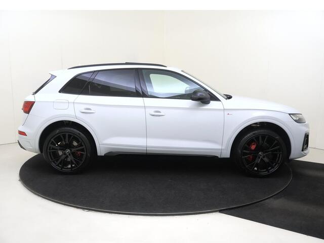 Audi Q5 50 TFSI e S edition Competition | SoH 89% | Panoramadak | Trekhaak | LED matrix verlichting | Optiek zwart Plus | Navigatie Plus | Stoelverwarming | 3-zone airco | Achteruitrijcamera |