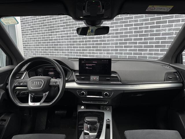 Audi Q5 55 TFSIe S-Edition | Zwart Optiek | Lichtmetalen Velgen 20 inch | Dinamica-Leder Bekleding | Matrix-LED Koplampen | Dodehoekdetectie | Privacy Glas | MMI Navigatie | Elektrische Achterklep | Achteruitrijcamera | Parkeersensoren | Virtual Cockpit | Plug-in Hybrid (PHEV)