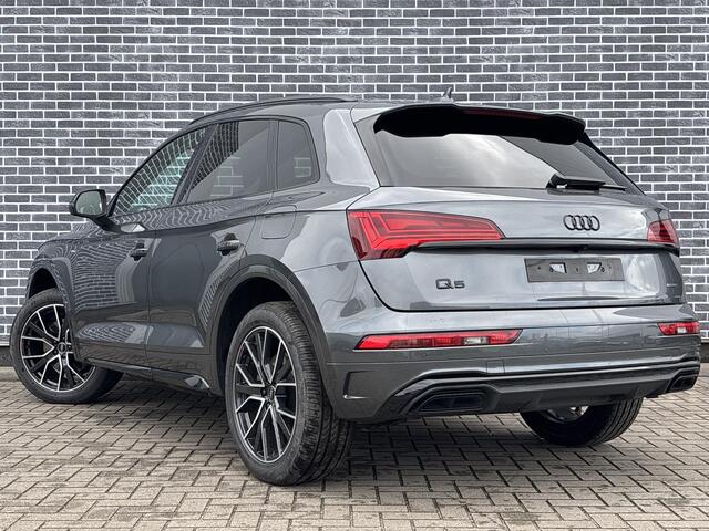 Audi Q5 55 TFSIe S-Edition | Zwart Optiek | Lichtmetalen Velgen 20 inch | Dinamica-Leder Bekleding | Matrix-LED Koplampen | Dodehoekdetectie | Privacy Glas | MMI Navigatie | Elektrische Achterklep | Achteruitrijcamera | Parkeersensoren | Virtual Cockpit | Plug-in Hybrid (PHEV)