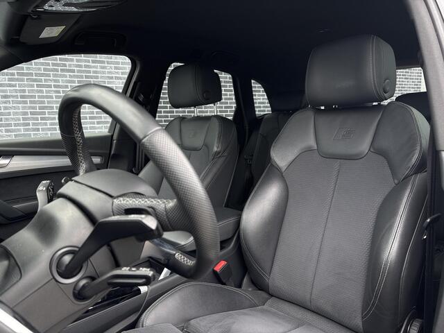 Audi Q5 55 TFSIe S-Edition | Zwart Optiek | Lichtmetalen Velgen 20 inch | Dinamica-Leder Bekleding | Matrix-LED Koplampen | Dodehoekdetectie | Privacy Glas | MMI Navigatie | Elektrische Achterklep | Achteruitrijcamera | Parkeersensoren | Virtual Cockpit | Plug-in Hybrid (PHEV)