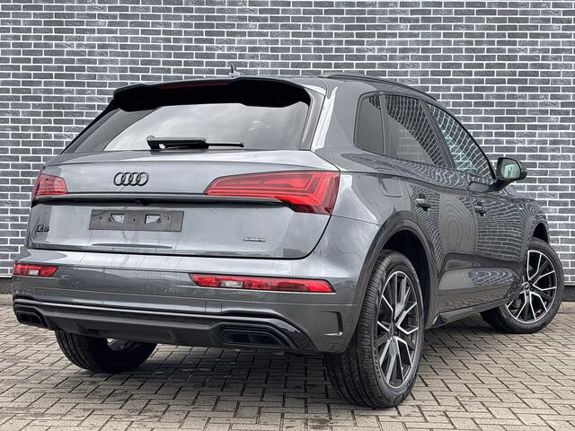 Audi Q5 55 TFSIe S-Edition | Zwart Optiek | Lichtmetalen Velgen 20 inch | Dinamica-Leder Bekleding | Matrix-LED Koplampen | Dodehoekdetectie | Privacy Glas | MMI Navigatie | Elektrische Achterklep | Achteruitrijcamera | Parkeersensoren | Virtual Cockpit | Plug-in Hybrid (PHEV)