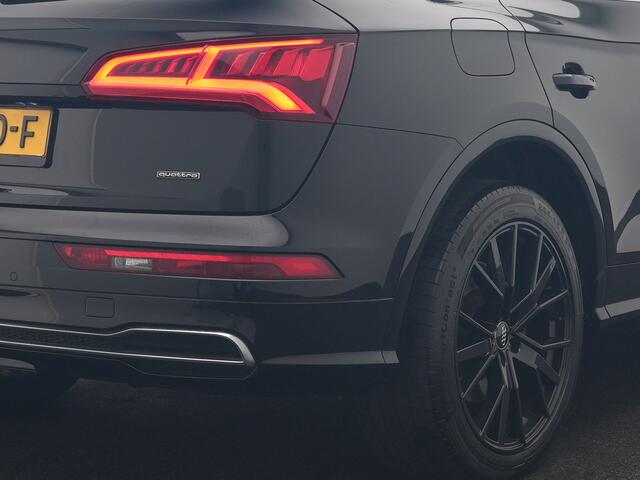 Audi Q5 50 TFSI e Quattro S Line PHEV 300pk | Trekhaak af Fabriek | Head Up | Camera | Voorstoelen Verwarmd | Apple Carplay | Navigatie | Virtual | Plug in Hybrid