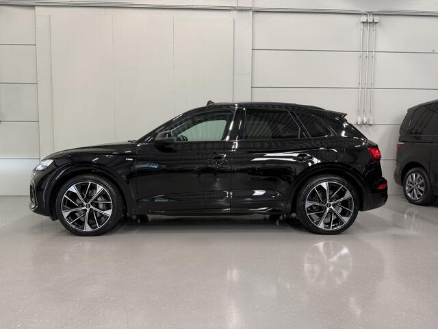 Audi Q5 55 TFSI e quattro 3x S-Line PANO/LUCHTVERING/TREKHAAK/B&O/21"/MATRIX/ACC/SOH 98,6%/CARPLAY/STANDKACHEL/CAMERA/BLACK-OPTIC/MYTHOSSCHWARZ/VOLLEDIG AUDI DEALER HISTORIE,NET OH BEURT GEHAD